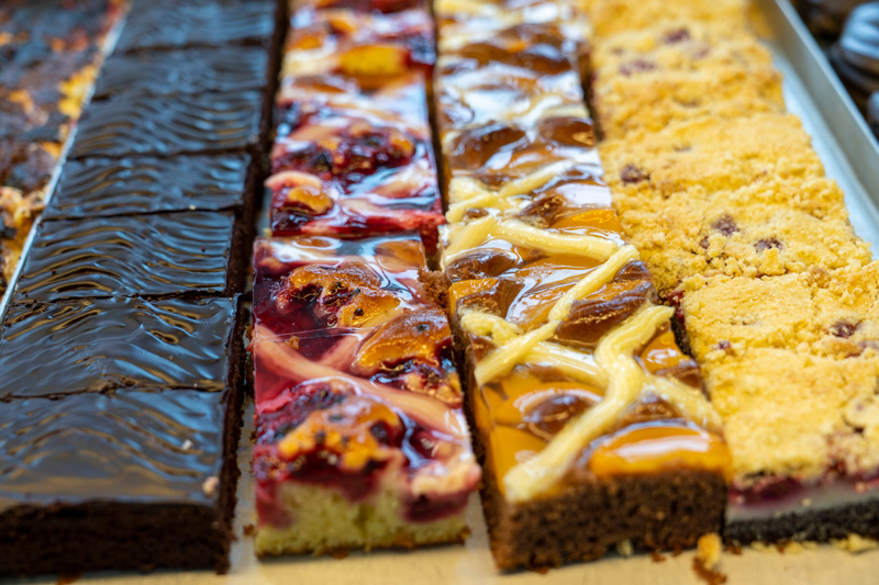 Blechkuchen mit Streuseln, Kirschen und Guss in der Auslage