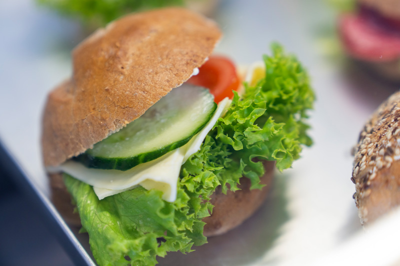 Belegtes Brötchen mit Käse, Salat und Gurke