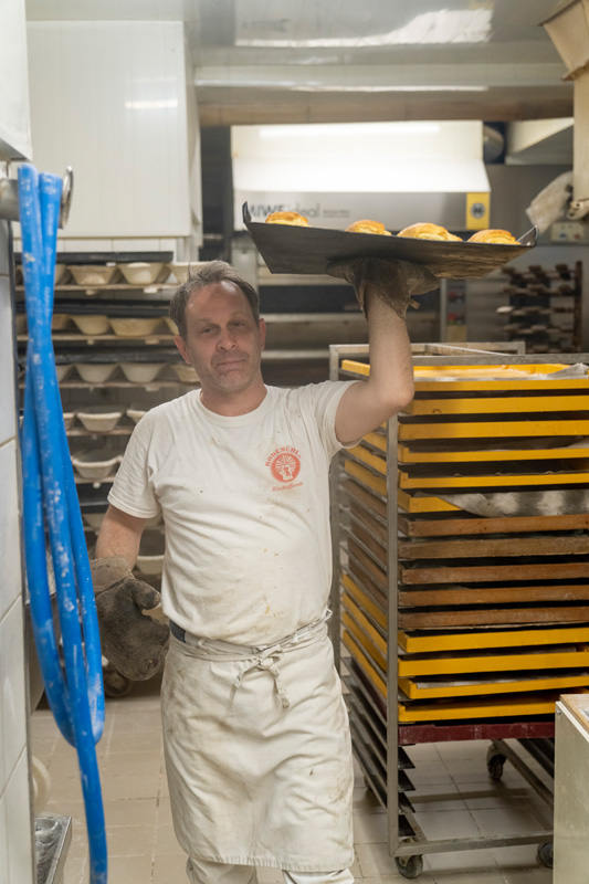 Frank Fütterer in der Backstube am Blechwagen
