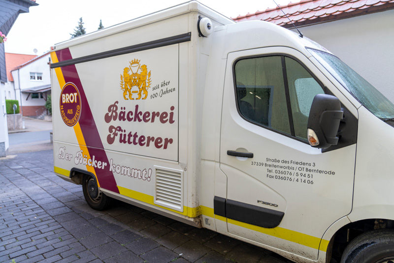 Verkaufswagen der Bäckerei Fütterer im Dorf