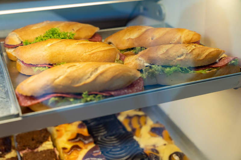 Belegte Baguettes in der Auslage der Filiale Deuna